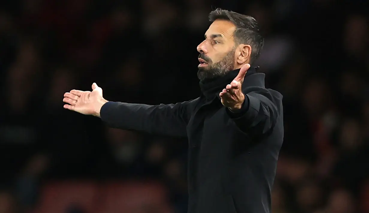Reaksi kecewa pelatih PSV Eindhoven, Ruud van Nistelrooy saat menghadapi Arsenal pada laga fase Grup A Liga Europa 2022/2023 di Emirates Stadium, London (20/10/2022). Setelah dipercaya menangani tim muda PSV selama semusim pada 2021/2022, Ruud van Nistelrooy akhirnya dipercaya membesut tim senior PSV sejak awal musim 2022/2023. (AFP/Adrian Dennis)
