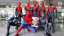 Para Spider-Man yang tergabung dalam komunitas Spider-Verse Indonesia berpose di stasiun kereta api ringan atau Light Rail Transit (LRT) di kawasan Jakarta, Minggu (21/7/2019). Dalam aksinya, mereka melakukan penggalangan dana untuk donasi anak penderita hydrocephalus. (Liputan6.com/Johan Tallo)