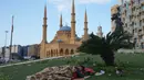 Seorang pria yang melarikan diri dari serangan udara Israel di Dahiyeh, pinggiran selatan Beirut, beristirahat di Lapangan Martir di pusat kota Beirut, Lebanon, Sabtu 7 Maret 2026. Untuk menghindari serangan udara Israel yang menyasar kawasan permukiman, terutama di wilayah Dahiyeh, ratusan warga Beirut, Lebanon, memilih tidur di trotoar, taman, mobil, dan tepi laut. (AP Photo/Bilal Hussein)