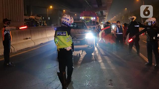 Pemeriksaan Larangan Mudik di Pintu Tol Cikarang Barat