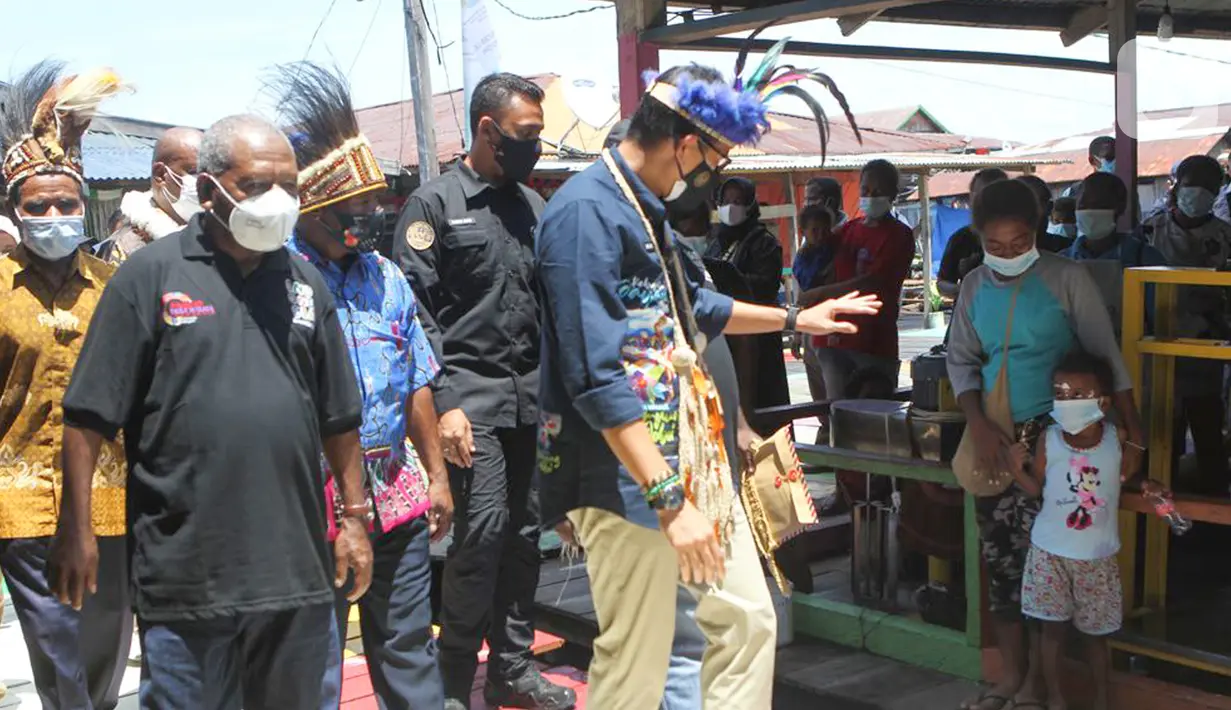 Menteri Parekraf Sandiaga Salahuddin Uno menyapa warga di dermaga Kampung Yoboi, kawasan Danau Sentani, Kabupaten Jayapura, Papua, Selasa (21/9/2021). Sandiaga Uno menjadi menteri pertama yang berkunjung ke Kampung Yoboi. (Liputan6.com/HO/Parekraf)