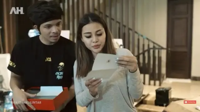 Atta Halilintar dan Aurel Hermansyah membuka kado dari Iriana Jokowi