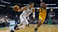 Pemain Boston Celtics, Jayson Tatum (0) menggiring bola melewati adangan pemain Utah Jazz, Rodney Hood (5) pada lanjutan NBA basketball game di TD Garden, Boston, (15/12/2017). Utah Jazz menang 107-95. (AP/Michael Dwyer)