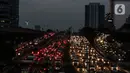 <p>Kendaraan terjebak kemacetan di Pancoran, Jakarta, Kamis (21/4/2022). Kemacetan tersebut dikarenakan banyaknya (peningkatan volume) kendaraan di jalan di sekitar jam berbuka puasa. (Liputan6.com/Johan Tallo)</p>