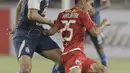 Gelandang Persija Jakarta, Riko Simanjuntak, berusaha melewati gelandang Arema FC, Hanif Sjahbandi, pada laga Liga 1 di SUGBK, Jakarta, Sabtu (31/3/2018). Persija menang 3-1 atas Arema FC. (Bola.com/M Iqbal Ichsan)