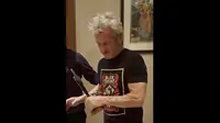 Viral Sean Penn di Ukraina, Dapar Piala Oscar dari Logam Kereta Rusak Akibat Perang Rusia