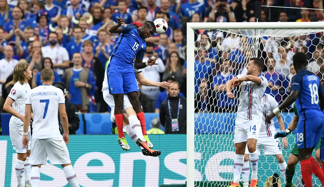 Pemain Prancis, Paul Pogba, saat mencetak gol ke gawang Islandia pada laga perempat final Piala Eropa 2016 di Stade de France, Paris, Senin (4/7/2016) dini hari WIB. (AFP/Franck Fife)