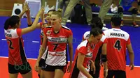 Ekspresi pemain putri Jakarta Pertamina Energi setelah menang melawan Gresik Petrokimia pada putaran pertama Proliga 2016 di GOR Ken Arok, Malang, Sabtu (20/2/2016). Jakarta Pertamina Energi menang 3-0. (Bola.com/Nicklas Hanoatubun)