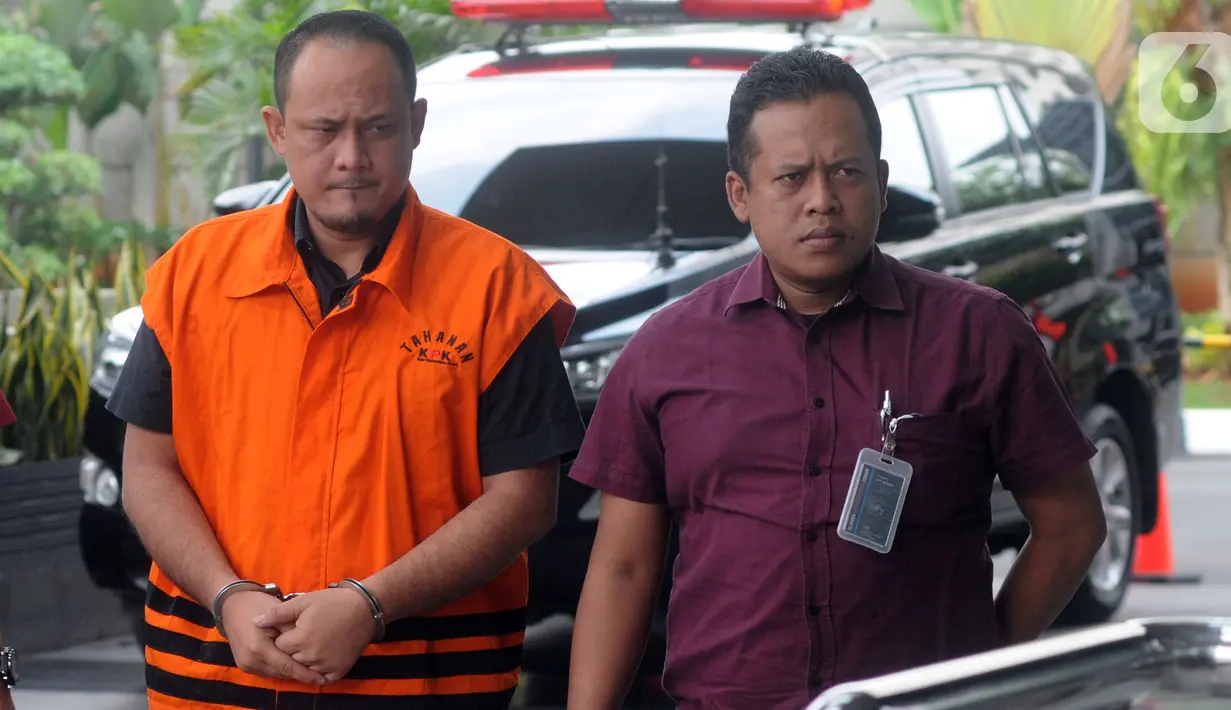 Kasubbag Protokol Pemerintah Kota Medan nonaktif, Syamsul Fitri Siregar dikawal petugas tiba di Gedung KPK, Jakarta, Selasa  (5/11/2019). Syamsul diperiksa sebagai tersangka terkait kasus dugaan suap proyek dan jabatan pada Pemkot Medan tahun 2019. (merdeka.com/Dwi Narwoko)