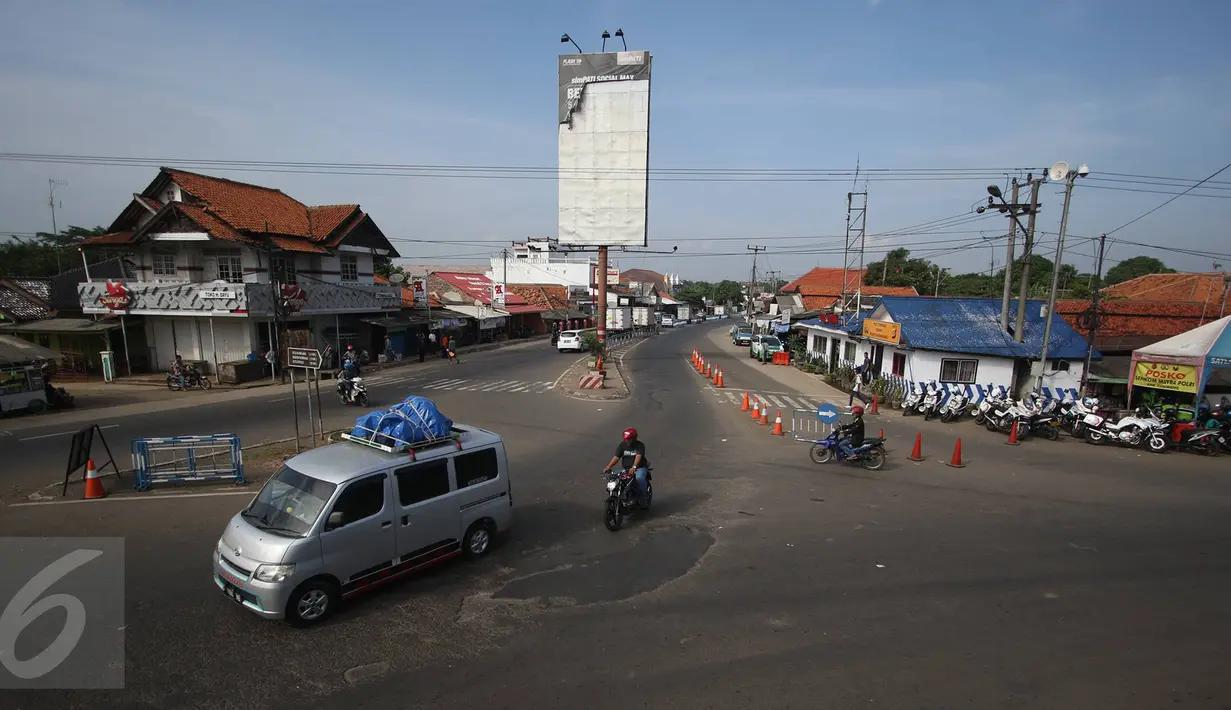Kendaraan roda empat dengan membawa barang di atap mobil melintas di kawasan Simpang Jomin, Karawang, Jumat (1/7). Memasuki H-5 Lebaran, suasana arus mudik sudah mulai terasa di kawasan itu, meskipun masih relatif sedikit. (Liputan6.com/Immaniel Antonius)