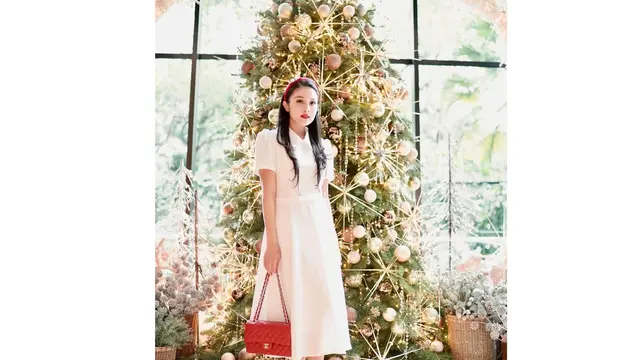 Potret Sandra Dewi dengan Pohon Natal
