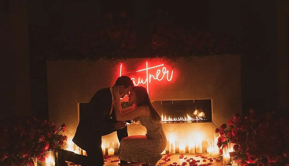 Foto yang diunggah pun nampak emosional. Terlihat dalam foto Taylor berlutut dan tay terlihat bahagia atas lamaran sang aktor. (Foto: Instagram/@taylorlautner)