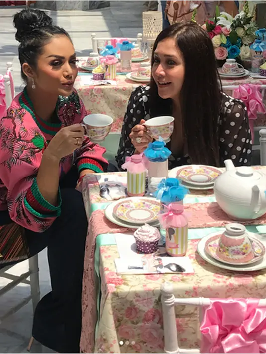 Pesta ulang tahun keenam Ariannha Amora Lemos berlangsung sangat mewah. Dihadiri oleh sejumlah selebriti diantaranya, Raffi Ahmad, Nagita Slavina, serta putranya, Ayu Dewi dan suami, Maia Estianty, Mulan Jameela, Olla Ramlan. (Instagram/krisdayantilemos)