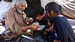 Sebuah keluarga Palestina berbagi semangkuk sup miju-miju di luar tenda mereka di lingkungan Daraj, Kota Gaza, pada 3 Agustus 2025. (Omar AL-QATTAA/AFP)