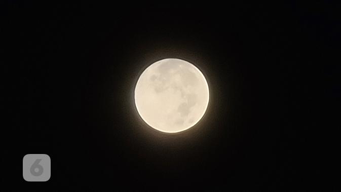 Memotret bulan dengan Kamera Zoom di Samsung Galaxy S20 Ultra. Liputan6.com/MochamadWahyu Hidayat