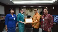 Pramugari garuda Indonesia mendapat penghargaan dari Menhub. (Istimewa)