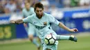 Striker Barcelona, Lionel Messi, melakukan tendangan saat pertandingan melawan Alaves pada laga La Liga di Stadion Mendizorrotza, Sabtu (26/8/2017). Barcelona menang 2-0 atas Alaves. (AP/Alvaro Barrientos)