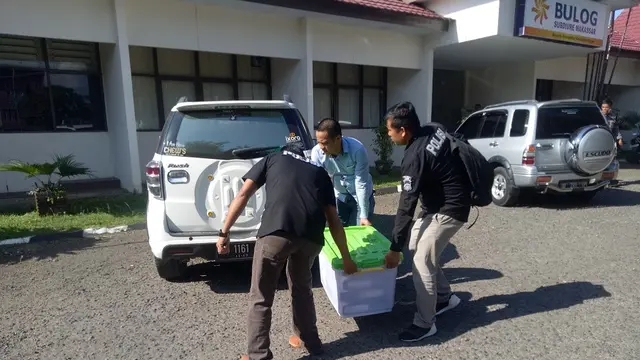 Penyidik Tipikor Polres Gowa menyita sejumlah dokumen penting dari gudang Bulog Makassar (Liputan6.com/ Eka Hakim)