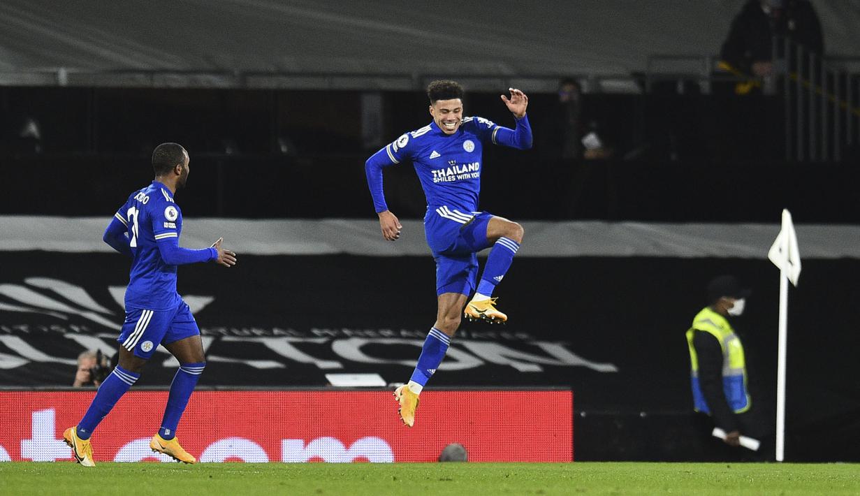 Di penghujung babak pertama, Leicester kembali menggandakan keunggulan menjadi 2-0 atas Fulham melalui gol yang dicetak oleh James Justin. (Glyn Kirk/Pool via AP)