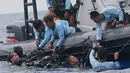 Penyelam Komando Pasukan Katak (Kopaska) TNI AL muncul dari air saat mencari korban pesawat Lion Air JT 610 yang jatuh di perairan Tanjung Karawang, Jawa Barat, Selasa (30/10). Lion Air JT 610 hilang kontak pukul 06.33 WIB. (AP Photo/Tatan Syuflana)