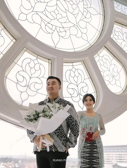 Rama Restu dan Fay Nabila sama-sama terlihat gagah dan menawan dengan busana yang mereka kenakan. Rama gagah dengan batik sementara Fay Nabila menawan dengan kebaya. Momen pemotretan keduanya ini sukses curi perhatian. (Liputan6.com/IG/ramarstuu)