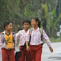 Anak-anak 90-an punya kebiasaan saat pulang sekolah, kamu ngapain, nih, Gaes? (Via: magelangimages.wordpress.com)