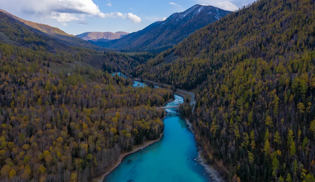 Foto dari udara yang diabadikan pada 28 September 2020 ini menunjukkan pemandangan musim gugur kawasan wisata Kanas di Altay, Daerah Otonom Uighur Xinjiang, China barat laut. (Xinhua/Sadat)