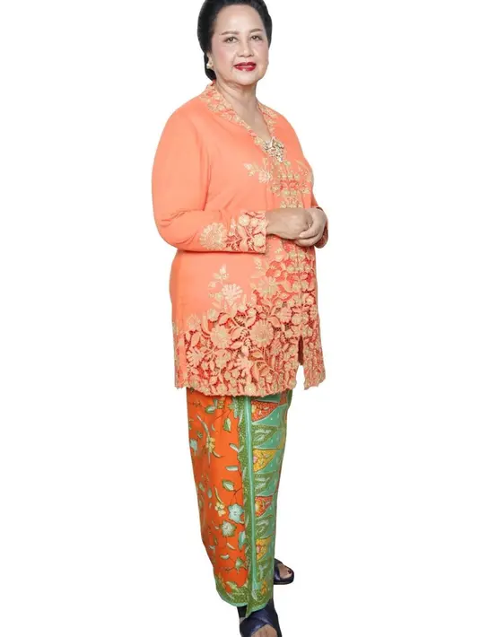 Padu padan kebaya encim dengan jarit batik berwarna cerah memberi kesan fresh pada penampilan Devi. [@
pandjaitandevi]