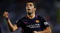 Luis Suarez berselebrasi usai menjebol gawang Espanyol dalam laga Liga Spanyol, di Stadion RCDE, Spanyol, Sabtu (29/4). Suarez menyumbang 2 gol dalam laga yang berakhir dengan skor 3-0 tersebut. (AP Photo/ Manu Fernandez)