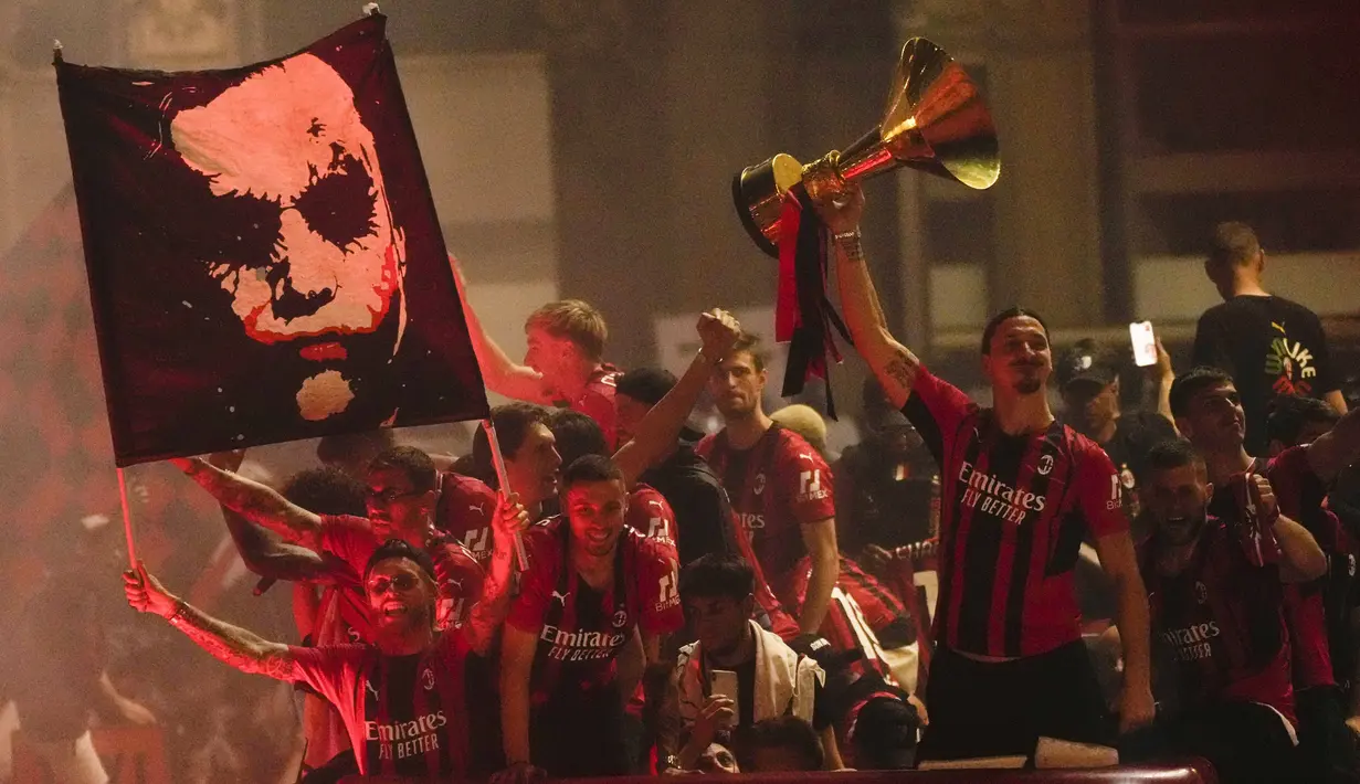 Para pemain AC Milan berparade melalui pusat Kota Milan dengan bus terbuka saat parade kemenangan Liga Italia di Milan, Italia, 23 Mei 2022. (AP Photo/Luca Bruno)