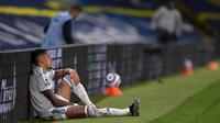 Kekecewaan gelandang Leeds United, Raphinha usai pertandingan Liga Inggris melawan Aston Villa, Sabtu (27/2/2021). (Foto: AFP/Pool/Laurence Griffiths)