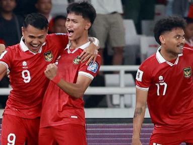 Timnas Indonesia mengawali langkahnya di Kualifikasi Piala Dunia 2026 dengan kemenangan telak 6-0 atas Brunei Darussalam pada laga leg pertama putaran pertama Zona Asia yang digelar di Stadion Utama Gelora Bung Karno (SUGBK) Senayan, Jakarta, Kamis (12/10/2023) malam WIB. Dimas Drajad menjadi bintang dalam laga tersebut dengan mencetak hattrick. Tiga gol lainnya dipersembahkan melalui brace Ramadhan Sananta ditambah satu gol dari Rizky Ridho. (Bola.com/M Iqbal Ichsan)