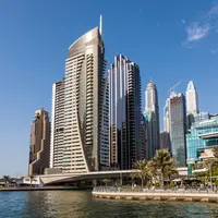 Tampil elegan di Dubai dengan inspirasi outfit stylish dan rekomendasi spot belanja terbaik. (Foto: diana grytsku/Freepik)