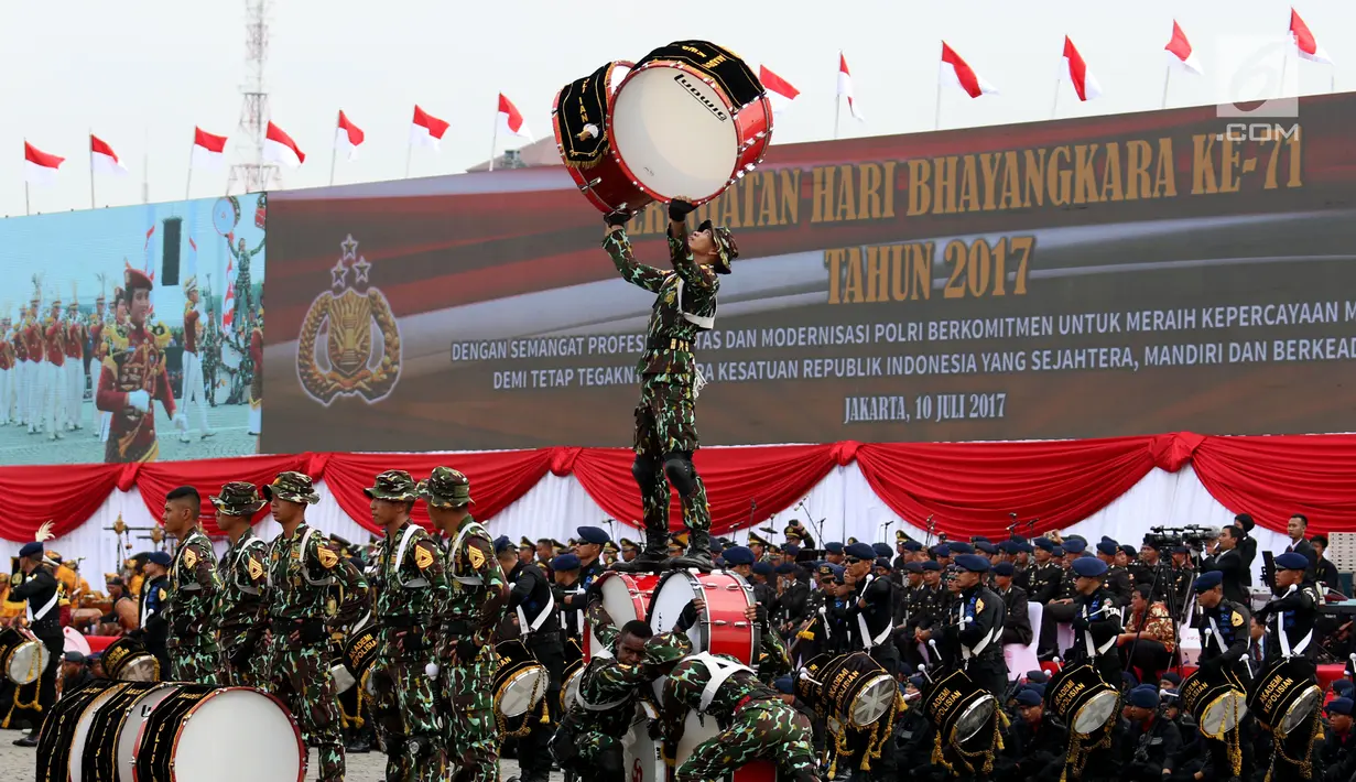 Aksi marching band taruna Akademi Kepolisian memeriahkan upacara peringatan HUT Bhayangkara ke-71 di Silang Monas, Jakarta, Senin (10/7). Acara ini menampilkan berbagai atraksi dari masing-masing kesatuan Polri. (Liputan6.com/Angga Yuniar)