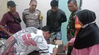 Proses perdamaian pelaku pencurian HP dengan korban yang dilakukan personel Polsek Payung Sekaki. (Liputan6.com/M Syukur)