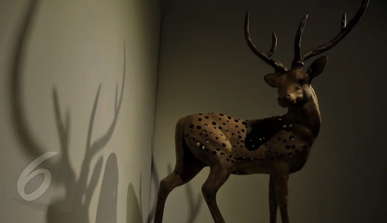 Binatang rusa ditampilkan di Pameran seni rupa nusantara 2015 di Galeri Nasional, Jakarta, Kamis (28/05/2015). Sebanyak 106 karya 2 dan 3 dimensional diantaranya lukisan, drawing, object, seni grafis, video art,dll. (Liputan6.com/Andrian M Tunay)