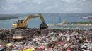 Langkah ini merupakan tindak lanjut arahan Menteri Lingkungan Hidup Republik Indonesia, Hanif Faisol Nurofiq. Tampak dalam foto, sebuah ekskavator memindahkan sampah di Tempat Pembuangan Akhir (TPA) Sampah Suwung, Denpasar, Bali, pada Rabu 2 April 2026. (Lana Priatna/AFP)