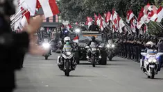 Menteri Pertahanan Prabowo Subianto (tengah kiri) didampingi Dankorbrimob Polri Irjen Pol Anang Revandoko tiba di Mako Brimob, Depok, Jawa Barat, Jumat (12/11/2021). Kedatangan Prabowo pada HUT ke-76 Brimob tersebut disambut dengan berbagai atraksi pasukan. (Liputan6.com/Faizal Fanani)