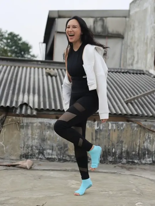 Selain jalani terapi tersebut untuk menurunkan berat badan, pemilik nama lengkap Ardhia Pramesti Regita Cahyani itu tetap rajin berolahraga. Mulai dari olahraga sepeda, joging hingga olahraga berat di gym. (Liputan6.com/IG/@tatacahyani)