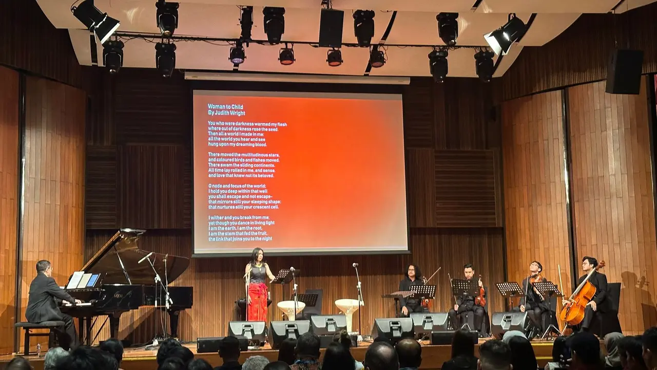 Konser musik kolaborasi antara musisi penduduk asli Australia Ngulmiya Nundhirribala dengan musisi Indonesia Ananda Sukarlan dan Mariska Setiawan di Soehanna Hall, Jakarta, Rabu (30/4/2025). (Liputan6.com/Benedikta Miranti)