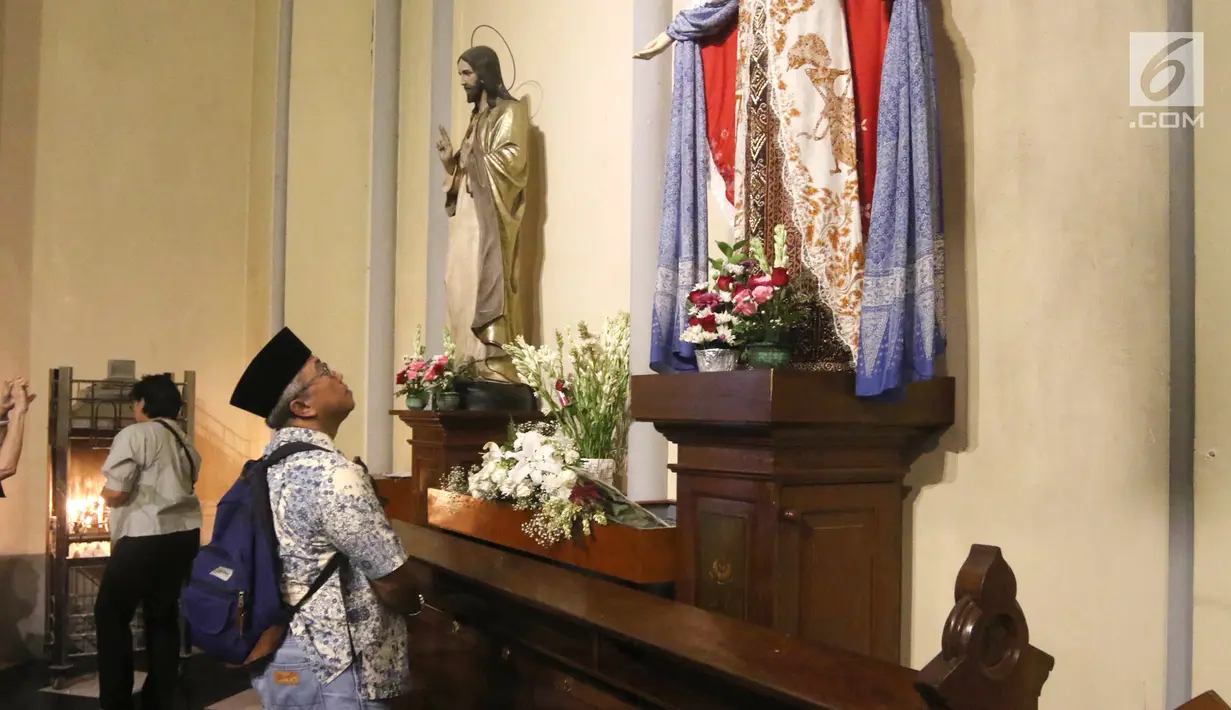 Umat muslim melihat patung Bunda Maria Gereja Katedral, Jakarta, Jumat (1/6). Kegiatan tur ini diharapkan menyembuhkan luka atas berbagai insiden aksi teror. (Liputan6.com/Arya Manggala)