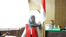 Terdakwa perkara pembunuhan Ade Sara, Assyifa Ramadhani yang menggunakan kerudung loreng hitam putih itu, tampak lemas, Jakarta, (7/10/14). (Liputan6.com/Panji Diksana)  