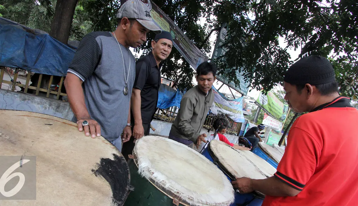 Calon pembeli sedang melihat bedug di kawasan Tanah Abang, Jakarta, Kamis,(16/7/2015). Harga bedug berkisar Rp.200-700 Ribu tergantung ukuran. (Liputan6.com/Helmi Afandi)