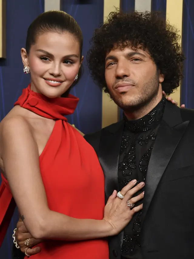Selena Gomez saat hadir di Emmy Awards 2025 Bersama Benny Blanco. [Richard Shotwell Invision/AP]