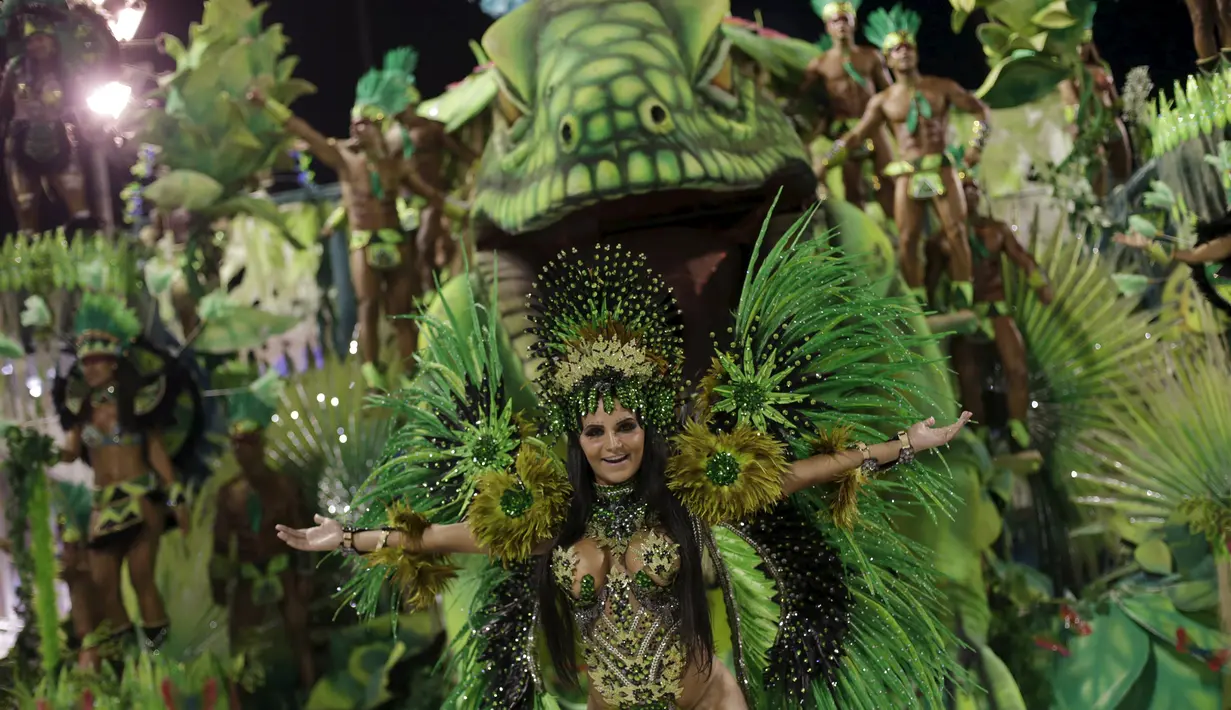 Peserta dari sekolah tari Rocinha saat memamerkan aksi mereka dengan segala atribut yang unik untuk memeriahkan Karnaval Tahunan Brasil di Sao Paulo (5/2). (REUTERS/Ricardo Moraes)