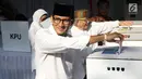 Calon Wakil Presiden nomor urut 02 Sandiaga Uno memasukkan surat suara ke dalam kotak seusai melakukan  pencoblosan di TPS 002 Selong, Kebayoran Baru, Jakarta Selatan, Rabu (17/4). Sandiaga Uno menggunakan hak pilihnya dalam Pemilu 2019. (Liputan6.com/Johan Tallo)