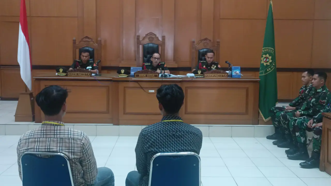 Pengadilan Militer II-08 Jakarta menggelar sidang terhadap tiga anggota TNI AL, yaitu Kelasi Kepala Bambang Apri Atmojo, Sertu Akbar Adli, dan Sertu Rafsin Hermawan, pada Senin (24/2/2025).