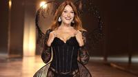 Carla Bruni tampil stunning dengan bustier dan lace pants serba hitam. Ia menyempurnakan penampilannya dengan sayap fringe yang unik. [@runway.dolls]