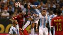Pemain Argentina, Marcos Rojo, duel dengan pemain Panama, Blas Perez Ortega, pada laga Grup D Copa America Centenario 2016, di Stadion Soldier Field, Chicago, Amerika Serikat, Sabtu (11/6/2016). (AFP/Tasos Katopodis)
