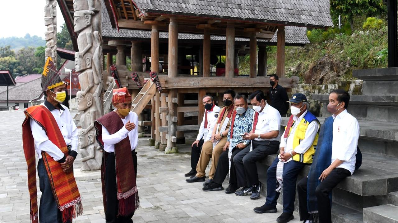 Presiden Joko Widodo atau Jokowi saat berkunjung ke kawasan Huta Siallagan di Sumatera Utara